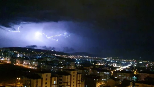 Elazığ'da şimşekler geceyi aydınlattı