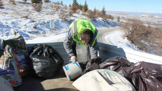 Elazığ'da sokak ve yaban hayvanları için 90 farklı noktaya yem bırakıldı