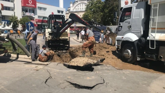 Elazığ'da su borusunun patlaması nedeni ile yol çöktü, ekipler anında çalışmalara başladı