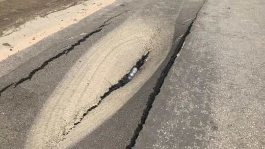 Elazığ'da su borusunun patlaması nedeni ile yol çöktü, ekipler anında çalışmalara başladı