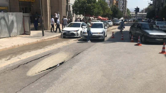 Elazığ'da su borusunun patlaması nedeni ile yol çöktü, ekipler anında çalışmalara başladı