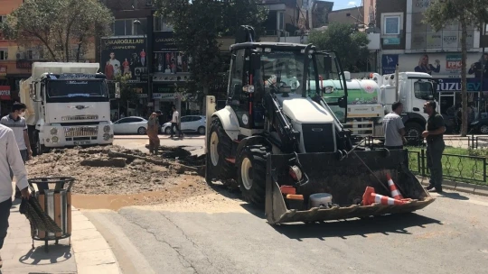 Elazığ'da su borusunun patlaması nedeni ile yol çöktü, ekipler anında çalışmalara başladı