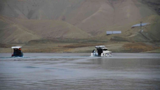 Elazığ'da suda kaybolan balıkçıyı arama çalışmaları devam ediyor