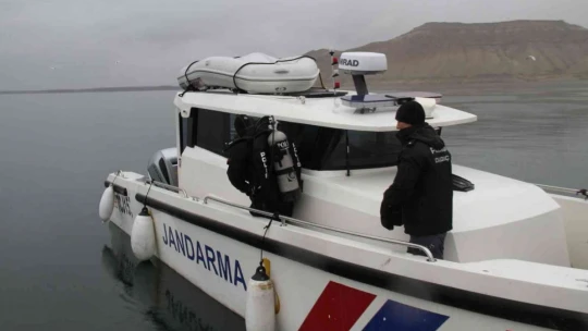 Elazığ'da suda kaybolan balıkçıyı arama çalışmaları devam ediyor