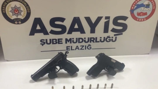 Elazığ'da şüpheli şahısların üzerinden çıkan tüfek ve silahlara el kondu