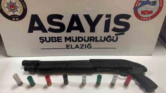 Elazığ'da şüpheli şahısların üzerinden çıkan tüfek ve silahlara el kondu