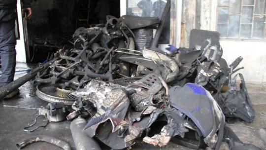 Elazığ'da tamir dükkanında yangın: 400 bin liralık motosikletler kül oldu