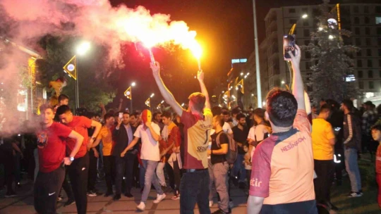 Elazığ'da taraftarlar meydanı karnaval alanına çevirdi