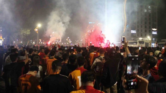 Elazığ'da taraftarlar meydanı karnaval alanına çevirdi