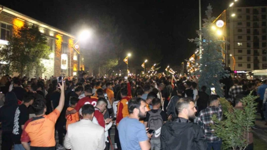 Elazığ'da taraftarlar meydanı karnaval alanına çevirdi