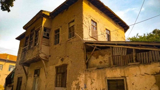 Elazığ'da tarihi konaklar sonbahar renklerine büründü