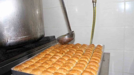 Elazığ'da tatlıcıların bayram mesaisi başladı