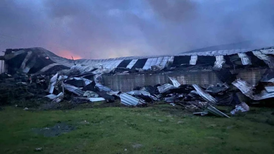 Elazığ'da tavuk fabrikası alev alev yandı