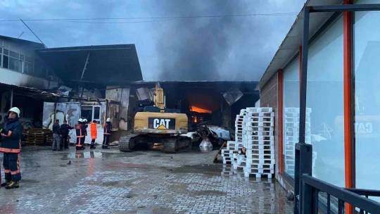 Elazığ'da tavuk fabrikası alev alev yandı