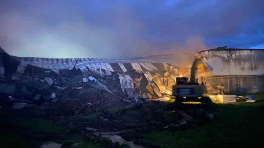 Elazığ'da tavuk fabrikası alev alev yandı