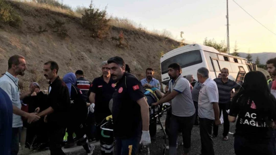 Elazığ'da tekeri patlayan midibüs su kanalına düştü: 13 yaralı