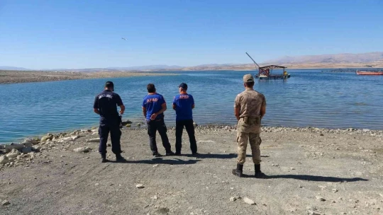 Elazığ'da tekne battı: Tekneyle birlikte suda kaybolan şahsı arama çalışmaları sürüyor