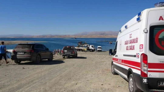 Elazığ'da tekne battı: Tekneyle birlikte suda kaybolan şahsı arama çalışmaları sürüyor