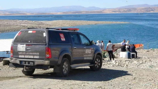 Elazığ'da tekne battı: Tekneyle birlikte suda kaybolan şahsı arama çalışmaları sürüyor