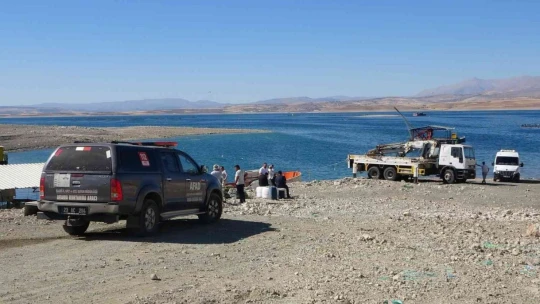 Elazığ'da tekne battı: Tekneyle birlikte suda kaybolan şahsı arama çalışmaları sürüyor