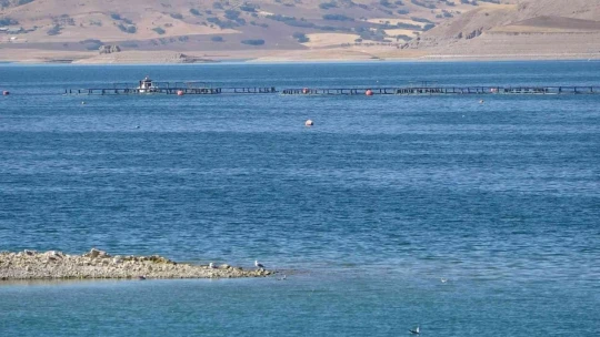 Elazığ'da tekne battı: Tekneyle birlikte suda kaybolan şahsı arama çalışmaları sürüyor