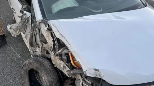 Gezin'de Ters yöne giren iş makinesi otomobile çarptı: 3 yaralı