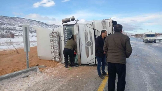 Elazığ'da tır devrildi: 2 yaralı