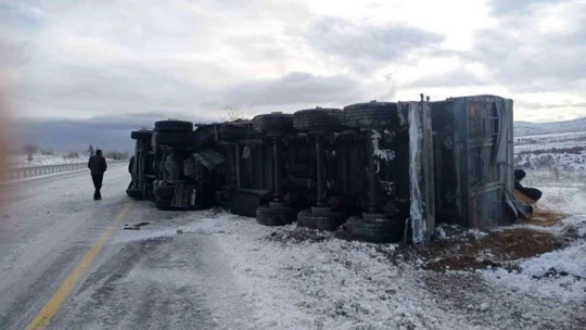 Elazığ'da tır devrildi: 2 yaralı