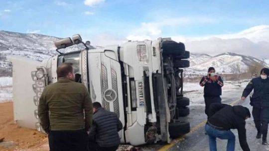 Elazığ'da tır devrildi: 2 yaralı