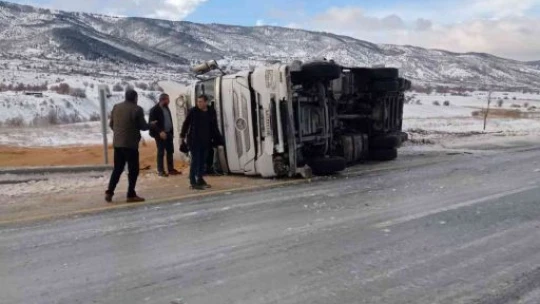 Elazığ'da tır devrildi: 2 yaralı