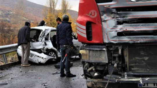 Elazığ'da tır ile otomobil çarpıştı: 2 ağır yaralı
