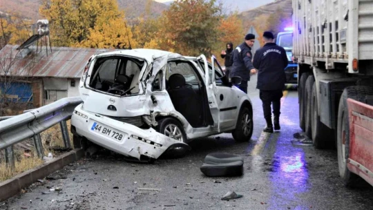Elazığ'da tır ile otomobilin çarpıştığı kazada ölü sayısı 2'ye yükseldi