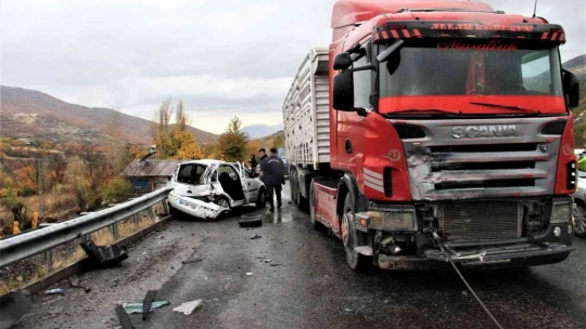 Elazığ'da tır ile otomobilin çarpıştığı kazada ölü sayısı 2'ye yükseldi