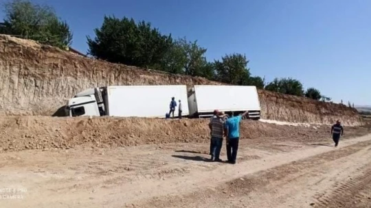 Elazığ'da tır kum birikintisine girdi: 1 yaralı
