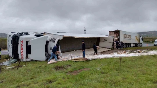 Elazığ'da tır yan yattı: 1 yaralı