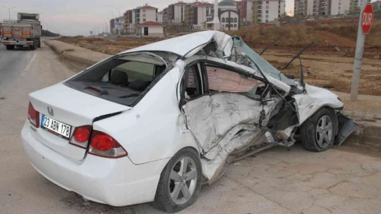Elazığ'da tırın çarptığı otomobil kağıt gibi ezildi: 1 yaralı