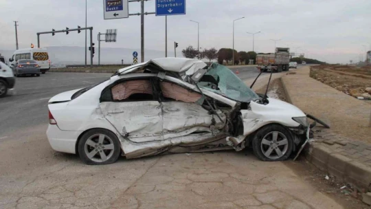 Elazığ'da tırın çarptığı otomobil kağıt gibi ezildi: 1 yaralı