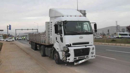 Elazığ'da tırın çarptığı otomobil kağıt gibi ezildi: 1 yaralı