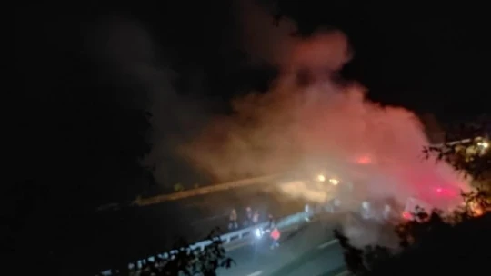 Elazığ'da tırın dorsesi alev alev yandı, patlama sesleri korkuttu