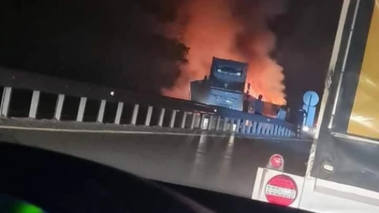 Elazığ'da tırın dorsesi alev alev yandı, patlama sesleri korkuttu