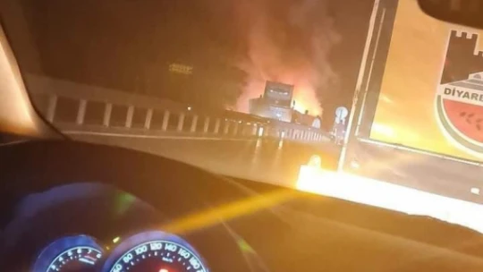 Elazığ'da tırın dorsesi alev alev yandı, patlama sesleri korkuttu