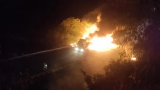 Elazığ'da tırın dorsesi alev alev yandı, patlama sesleri korkuttu