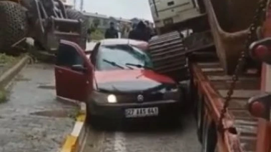 Elazığ'da tırın üstündeki iş makinesi aracın üstüne düştü