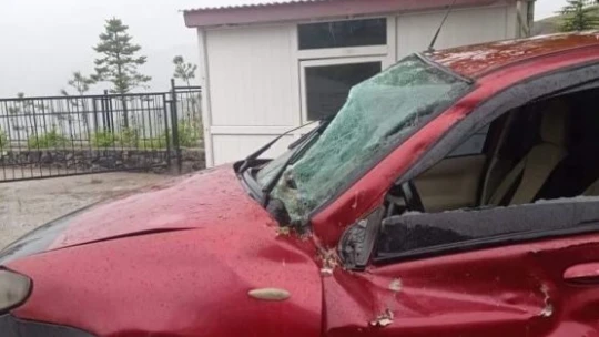 Elazığ'da tırın üstündeki iş makinesi aracın üstüne düştü