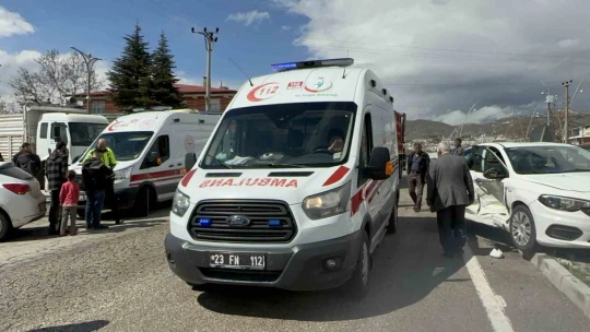Elazığ'da trafik kazası: 3 yaralı