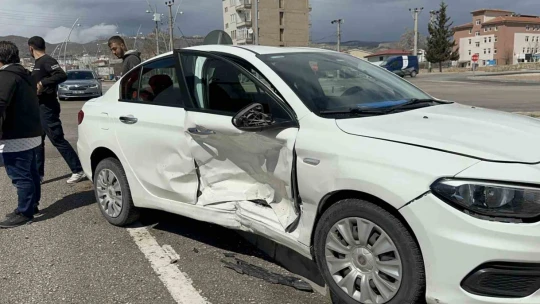 Elazığ'da trafik kazası: 3 yaralı
