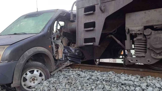 Elazığ'da tren, hemzemin geçitte çarptığı aracı 100 metre sürükledi: 1 yaralı