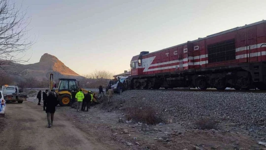 Elazığ'da tren, hemzemin geçitte çarptığı aracı 100 metre sürükledi: 1 yaralı