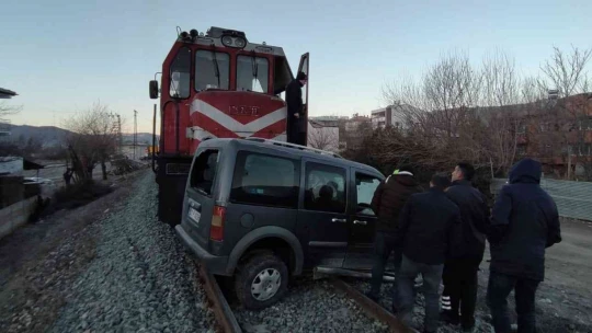 Elazığ'da tren, hemzemin geçitte çarptığı aracı 100 metre sürükledi: 1 yaralı