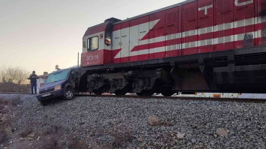Elazığ'da tren, hemzemin geçitte çarptığı aracı 100 metre sürükledi: 1 yaralı